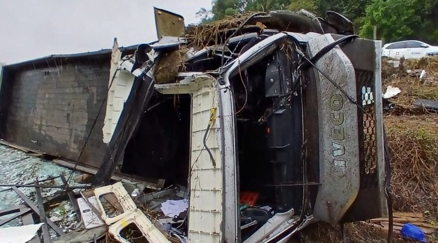 tombamento de caminhão em apiuna