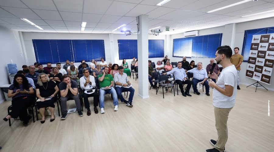 Prefeito Arão Josino com proprietários de Jornais do Vale e Alto