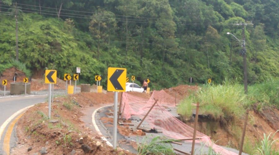 SC-108 tem novo deslizamento no km 34, em Guaramirim — Foto: PMRv/Divulgação