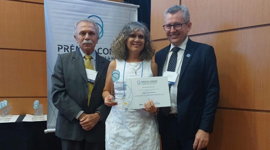 Professora da UFSC Debora Peres Menezes recebe o prêmio do presidente do CNPq, Ricardo Galvão, e do presidente do Confap, Odir Dellagostin. Foto: Francieli Regina de Oliveira